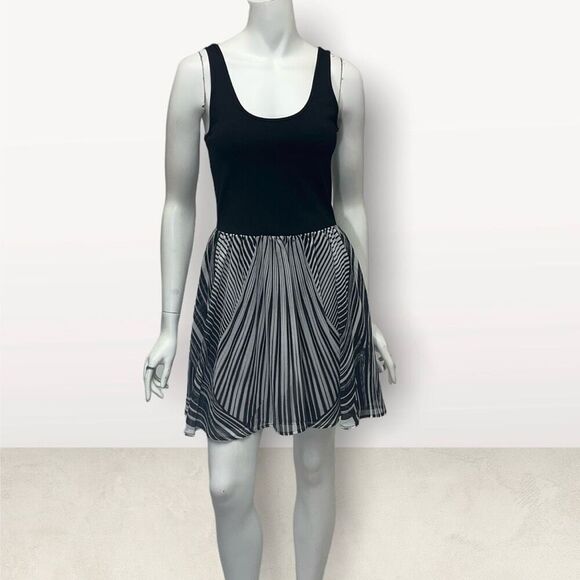 Buffalo David Bitton Black & White Fit N Flare Geometric Phidelic Bottom Tank To - Picture 1 of 6